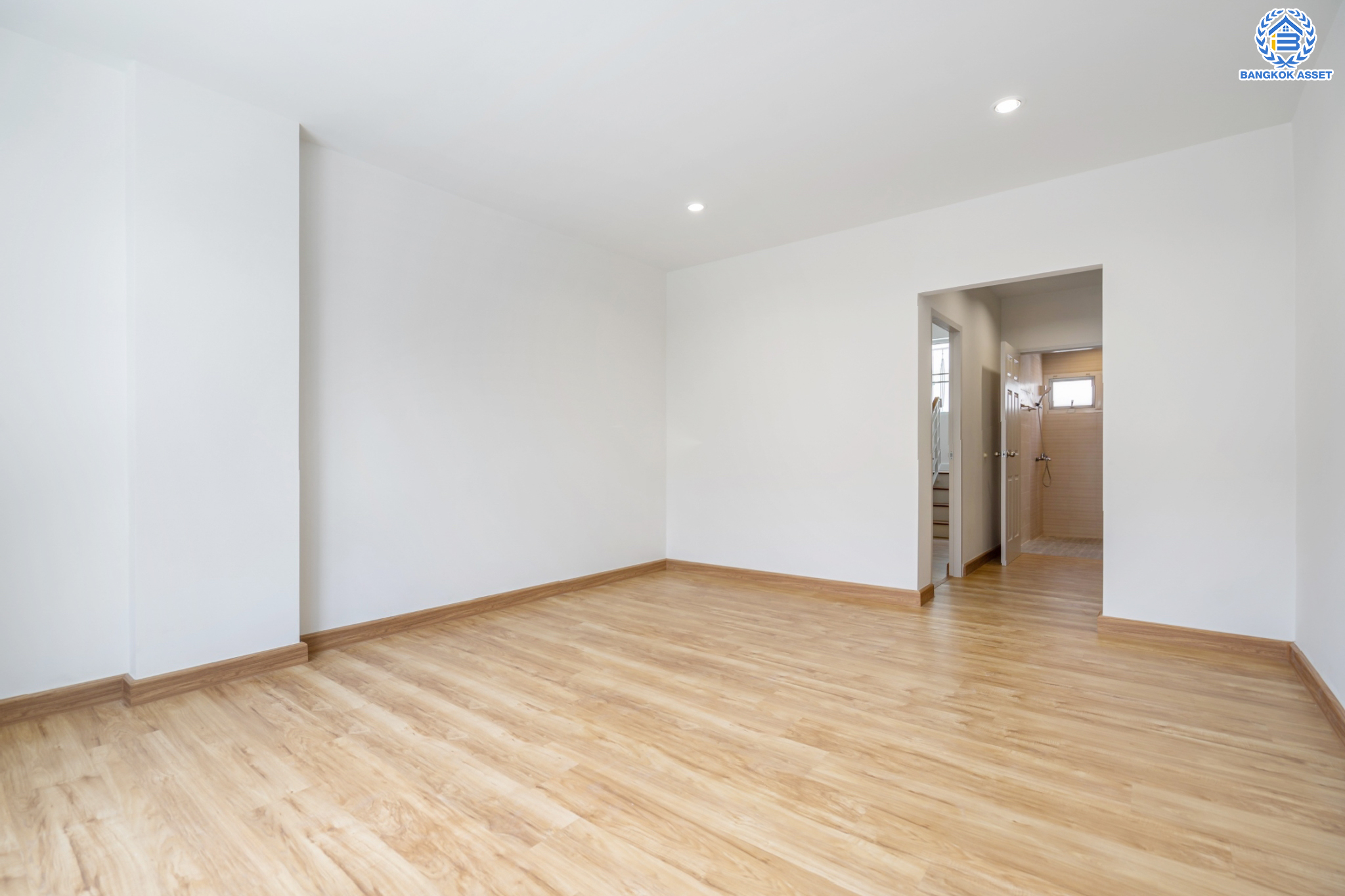 บ้านมือสองตกแต่งใหม่ ม.สิรสา แจ้งวัฒนะ ทาวน์โฮม 3 ชั้น เนื้อที่ 17.2 ตร.ว. ฟังก์ชันพร้อม 3 ห้องนอน 3 ห้องน้ำ 1 ที่จอดรถ รองรับทุกการอยู่อาศัย บนทำเลโซนเมือง! ใกล้สนามบินดอนเมือง เซ็นทรัลแจ้งวัฒนะ เดินทางสุดสะดวก เชื่อมต่อหลายเส้นทาง ถ.กำแพงเพชร6, ถ.วิภาวดีรังสิต, ถ.แจ้งวัฒนะ ใกล้รถไฟฟ้าสายสีแดง "สถานีหลักสี่"